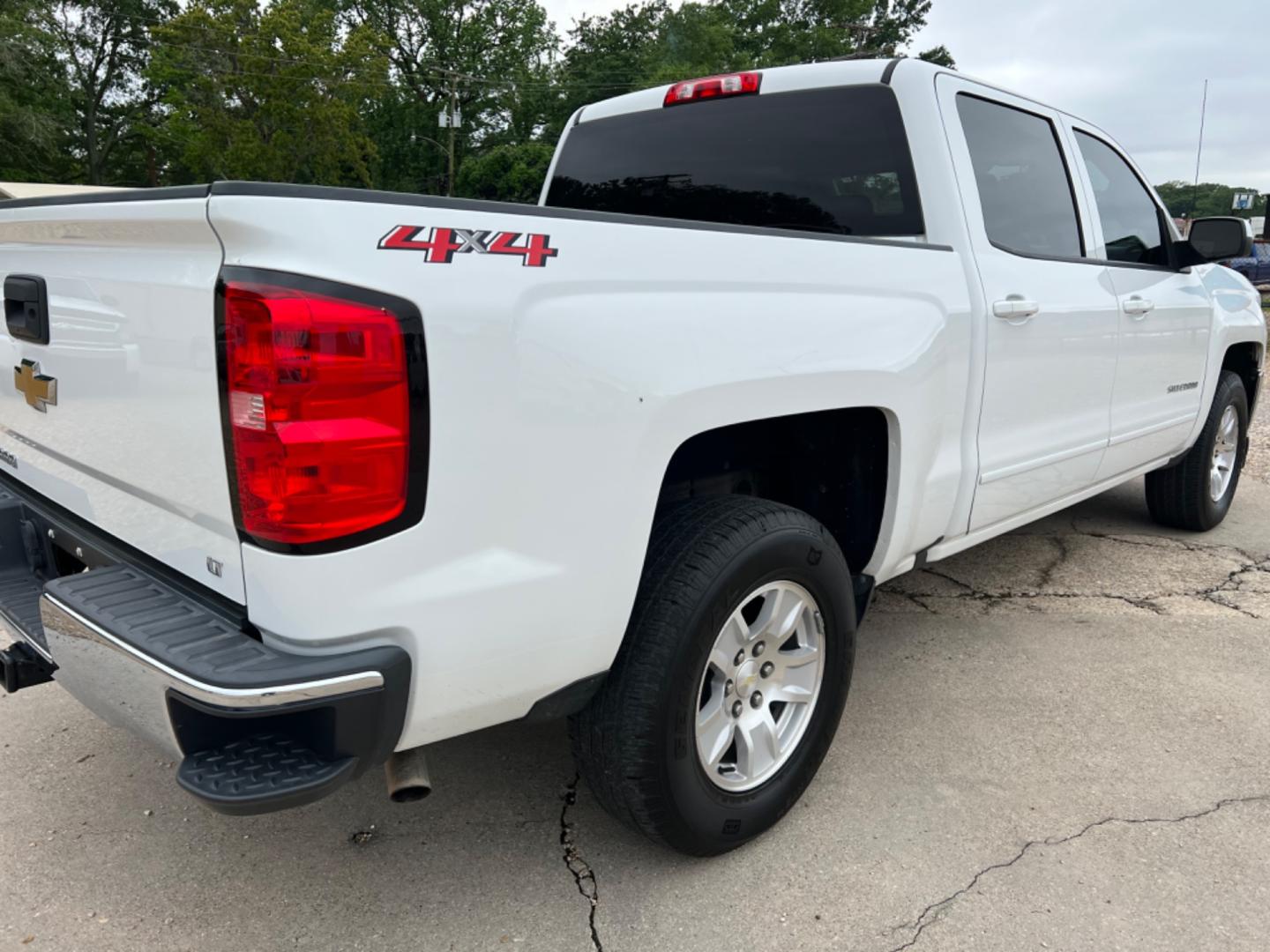 2018 White /Gray Chevrolet Silverado 1500 LT (3GCUKREC2JG) with an 5.3L V8 engine, Automatic transmission, located at 4520 Airline Hwy, Baton Rouge, LA, 70805, (225) 357-1497, 30.509325, -91.145432 - 2018 Chevrolet Silverado Crew Cab LT 4X4 5.3 V8 Gas, 142K Miles, Power Windows, Locks & Mirrors, Cold A/C, Transmission Has 12 Month Warranty, Tow Pkg, Good Tires. FOR INFO PLEASE CONTACT JEFF AT 225 357-1497 CHECK OUT OUR A+ RATING WITH THE BETTER BUSINESS BUREAU WE HAVE BEEN A FAMILY OWNED AND OPE - Photo#5